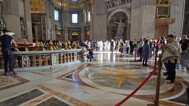 프란치스코 교황이 23일부터 일반 조문객을 맞을 바티칸 성 베드로 대성당 내 공간에 22일 빨간 펜스가 둘러져 있다. 교회 관계자는 교황이 높은 제단 위가 아닌 바닥에 자리할 것이라고 말했다. 바티칸=신은별 특파원