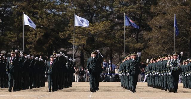 2월 27일 서울 노원구 육군사관학교에서 열린 제81기 졸업 및 임관식에서 졸업생들이 분열을 하고 있다. 뉴스1