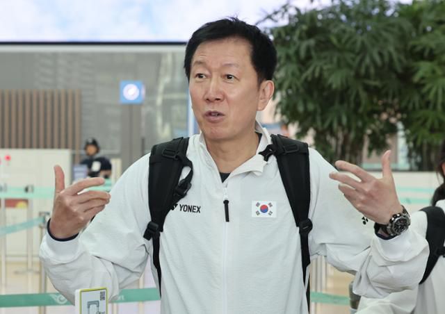 박주봉 한국 배드민턴대표팀 감독이 24일 인천국제공항에서 출국에 앞서 선수들과 이야기를 나누고 있다. 영종도=연합뉴스