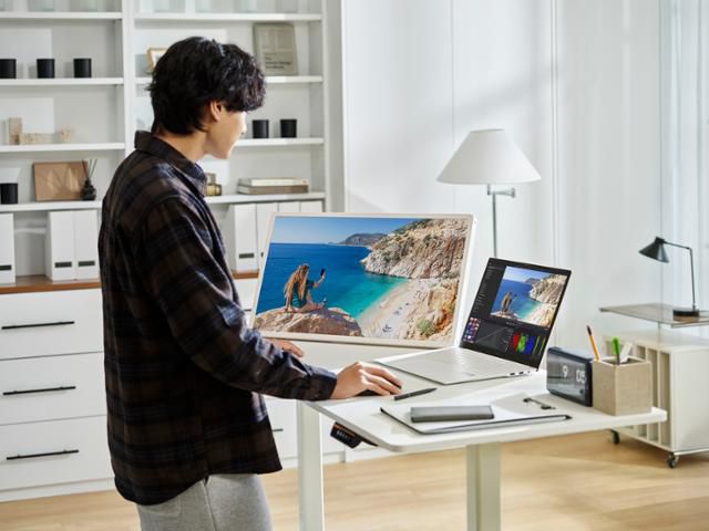 4년 만에 출시된 이동식 무선 TV LG 스탠바이미 2는 TV 화면 뒤 버튼을 누르면 스탠드와 화면이 한번에 분리돼 벽에 걸어두거나 책상 등에 세워서 쓸 수 있다. LG전자 제공