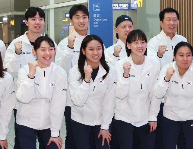 박주봉(오른쪽 상단) 한국 배드민턴대표팀 감독이 24일 인천국제공항에서 중국 샤먼에서 열리는 제19회 세계혼합단선수권대회(수디르만컵) 참가를 위해 출국 전 안세영(앞줄 왼쪽 두 번째) 등 선수들과 기념촬영을 하고 있다. 영종도=뉴시스