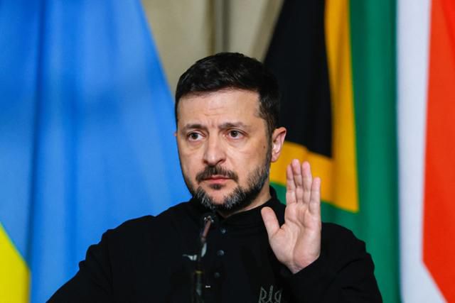 24일 남아프리카공화국 프리토리아 유니온 빌딩에서 열린 남아공과 우크라이나의 공동 기자회견에서 볼로디미르 젤렌스키 우크라이나 대통령이 연설을 하며 손짓을 하고 있다. 프리토리아=AFP 연합뉴스