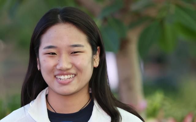 안세영이 24일 인천국제공항에서 출국 전 밝은 표정으로 취재진의 질문에 답하고 있다. 영종도=연합뉴스