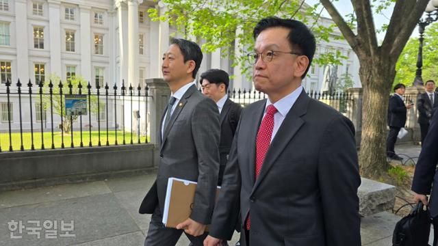 최상목(오른쪽) 경제부총리 겸 기획재정부 장관과 안덕근 산업통상자원부 장관이 24일 미국 워싱턴 재무부 청사에서 열린 '한미 2+2 통상협의' 첫 회의를 마친 후 회의장을 떠나고 있다. 워싱턴=권경성 특파원