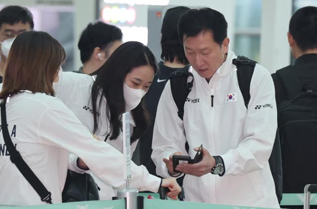 박주봉(오른쪽) 한국 배드민턴대표팀 감독과 안세영이 24일 인천국제공항에서 탑승수속을 기다리며 이야기를 나누고 있다. 영종도=연합뉴스