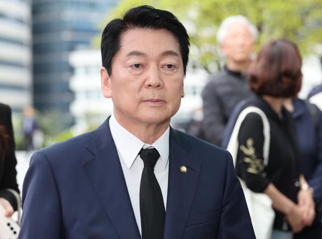 안철수 국민의힘 의원이 22일 서울 중구 명동대성당에 마련된 프란치스코 교황 분향소로 향하고 있다．연합뉴스