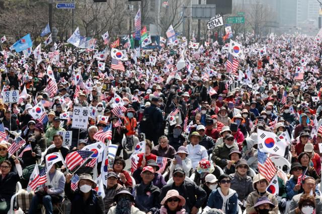 3월 22일 서울 세종대로 사거리와 태평로 일대에서 열린 윤석열 대통령 탄핵반대 집회에서 참석자들이 구호를 외치고 있다. 뉴스1