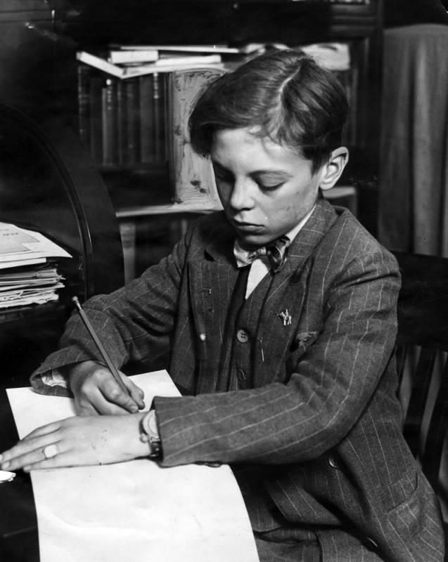 필적 감정을 위해 글씨를 쓰고 있는 '가짜 월터' 아서 허친스 주니어. 로스앤젤레스 공립도서관