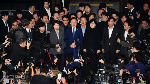 지난해 12월 3일 밤 당시 윤석열 대통령이 비상계엄을 선포한 가운데 4일 새벽 국회에서 비상계엄 해제요구 결의안 통과 후 이재명 더불어민주당 대표가 입장을 밝히고 있다. 고영권 기자