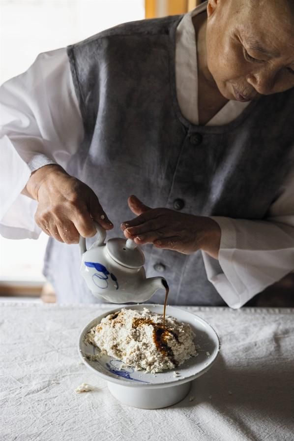 정관 스님이 간장과 된장을 사용해 두부장을 만들고 있다. 두부장은 발효 식품으로 일종의 식물성 치즈다. 윌북 제공