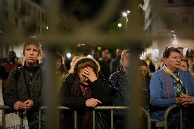 프란치스코 교황이 영면할 이탈리아 로마의 산타 마리아 마조레 대성당 외부에 추모객들이 24일 모여 있다. 로마=AP 연합뉴스