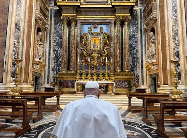 프란치스코 교황이 생전 이탈리아 로마 산타 마리아 마조레 대성당을 방문해 기도를 하고 있다. AFP 연합뉴스