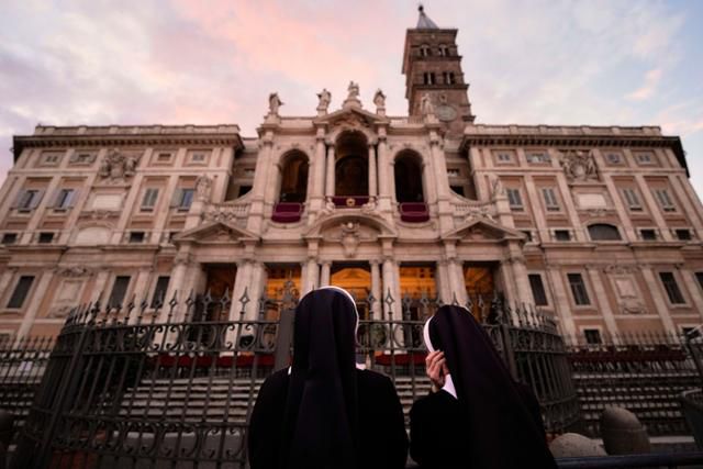 수녀들이 24일 이탈리아 로마 산타 마리아 마조레 대성당 앞에 서 있다. 로마=AP 연합뉴스