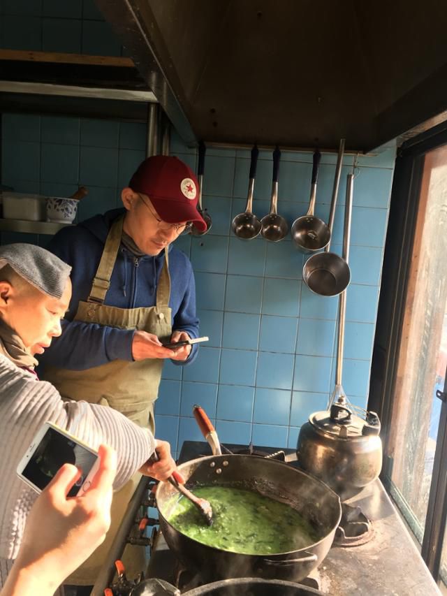 강민구 셰프가 전남 장성에 위치한 백양사 천진암에서 정관 스님이 방풍나물을 이용해 죽을 끓이는 방법을 기록하고 있다. 강민구 제공