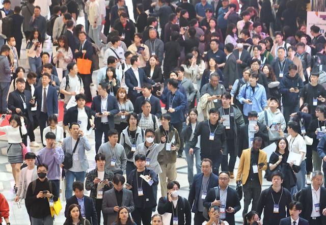 25일 서울 강남구 코엑스에서 관람객 등 시민들이 대피하고 있다. 연합뉴스