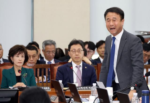 한병도(앞줄 오른쪽) 더불어민주당 의원이 24일 서울 여의도 국회의사당에서 열린 행정안전위원회 전체회의에 참석해 '5·18 민주화운동 북한군 개입설'에 대한 박선영(맨 왼쪽) 진실화해위원장의 답변에 울먹이며 항의하고 있다. 뉴시스