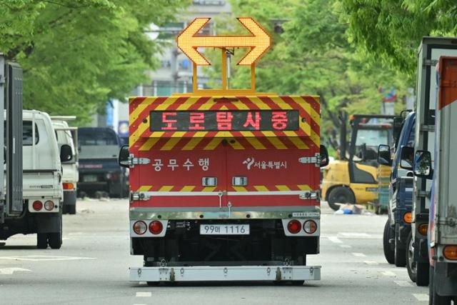 21일 서울 영등포구 문래동 일대에서 서울시 지표투과레이더(GPR) 탐사 차량이 도로 탐사를 진행하고 있다. 최주연 기자