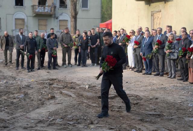 러시아 대규모 공습으로 우크라이나 수도 키이우에서 사상자 100여명이 발생한 다음날인 25일 볼로디미르 젤렌스키 대통령이 희생자에게 헌화하고 있다. 키이우=EPA 연합뉴스