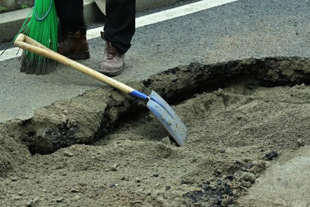 22일 서울 종로구 창신역 1번 출구 앞에 생긴 지름 1m 땅꺼짐에 대한 복구 작업이 이뤄지고 있다. 최주연 기자
