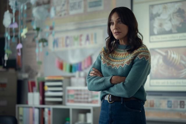 어맨다는 교사인데 수업 중 갑작스레 광고 문구를 입으로 쏟아낸다. 뇌 활동을 지원해주는 클라우드 서비스 관련 수술을 받고 나서다. 넷플릭스 제공