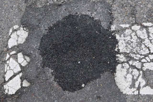 21일 서울 은평구 대조동에 전날 오후 2시 신고된 포트홀 발생 구역이 메꿔져 있다. 최주연 기자