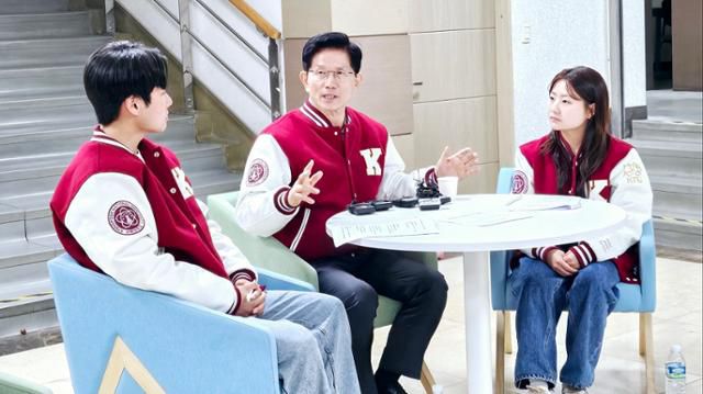 김문수 국민의힘 대선 경선 후보가 20일 대구 북구 산격동 경북대에서 대학생들과 청년토크쇼를 하고 있다. 뉴스1