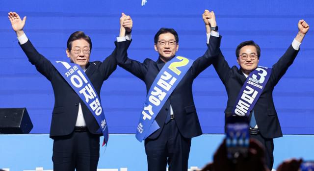 더불어민주당 대선 후보 경선에 나선 이재명 전 더불어민주당 대표(왼쪽) 김경수 전 경남지사(가운데) 김동연 경기지사가 26일 오후 광주 서구 김대중컨벤션센터에서 열린 호남권 합동연설회에서 지지자들을 향해 인사하고 있다. 뉴스1