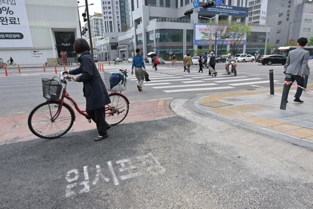 강동구 대형 땅꺼짐에 이어 연달아 땅꺼짐이 발견된 강동역 1번 출구 인근 횡단보도가 17일 임시조치돼 있다. 16일 서울 동부도로관리사업소는 임시 보수 조치를 실시하고 정확한 원인 분석을 구청에 의뢰했다. 최주연 기자