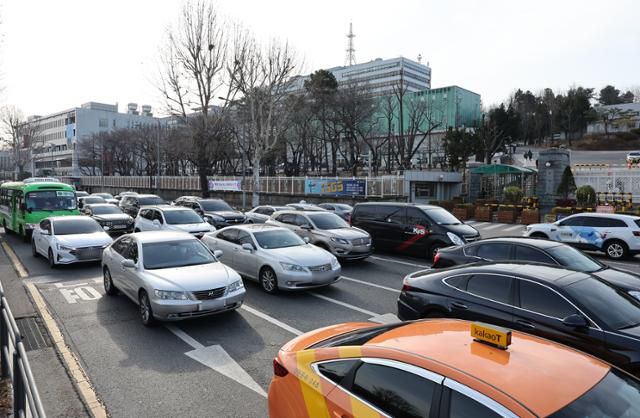 2022년 3월 21일 서울 용산구 이태원로의 출근시간 도로가 자동차로 가득한 모습. 연합뉴스