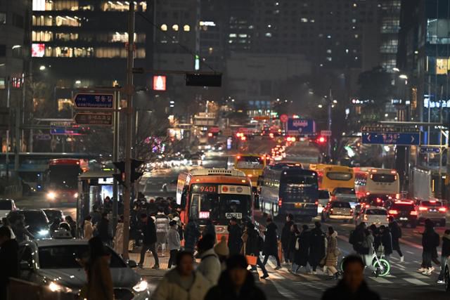 1월 10일 서울 명동 국민권익위원회 사무실 앞 도로 퇴근길이 시민들과 자동차로 붐비는 모습. 서재훈 기자