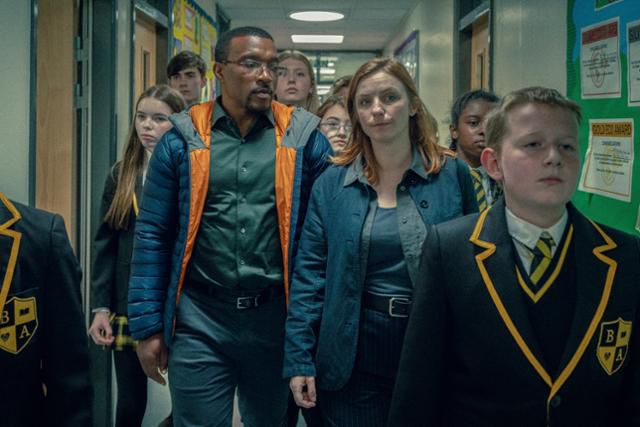 넷플릭스 드라마 '소년의 시간'에서 주인공 제이미가 다니던 학교를 찾아가 탐문 활동을 하고 있는 형사 루크 배스컴(두 번째 줄 왼쪽·애슐리 월터스 분)과 미샤 프랭크(오른쪽·페이 마세이 분). 넷플릭스 제공