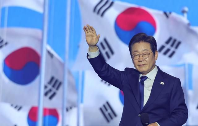 이재명 더불어민주당 대통령 후보가 27일 경기 고양시 킨텍스에서 열린 수도권·강원·제주 합동연설회에 참석해 최종 후보로 선출된 뒤 수락 연설에 앞서 인사하고 있다. 뉴스1
