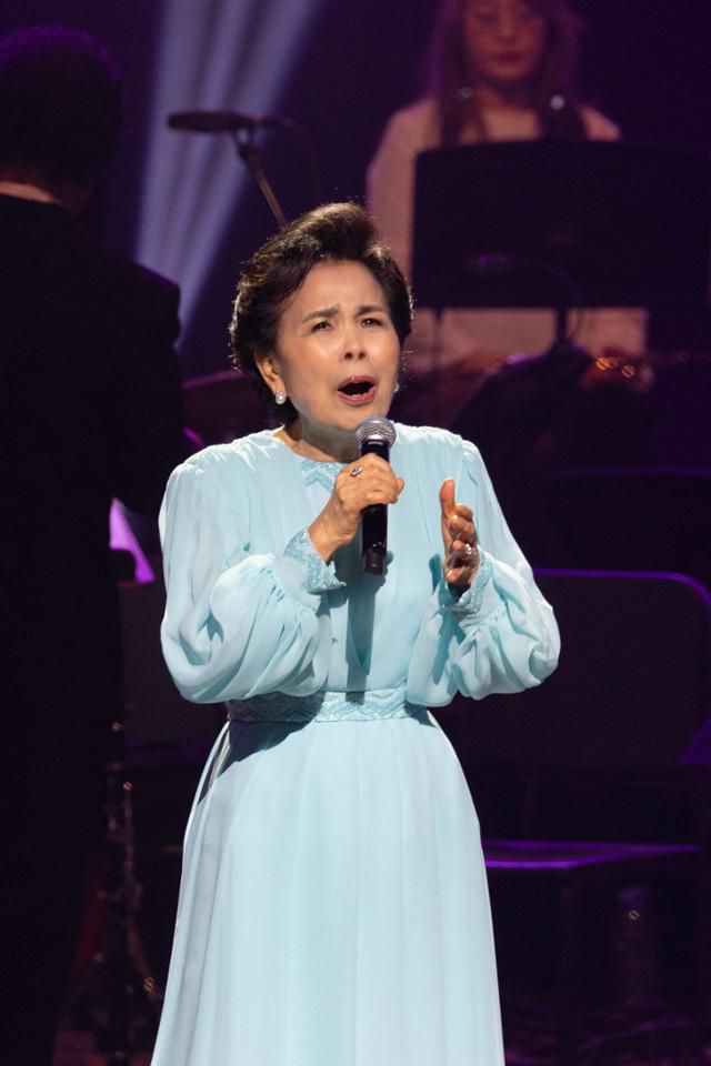 가수 이미자가 26일 서울 세종문화회관 대극장에서 자신의 마지막 콘서트를 하고 있다. 쇼당이엔티 제공