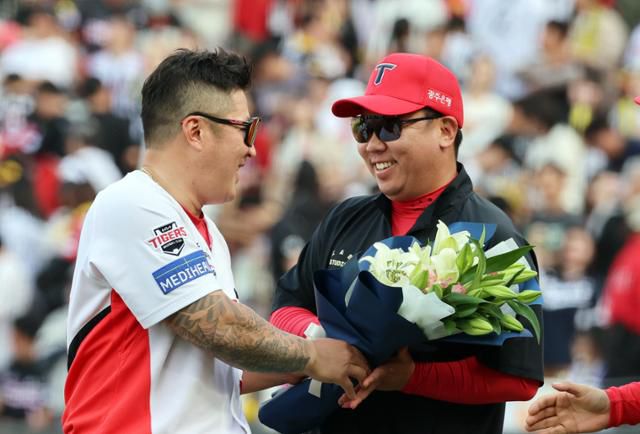이범호(오른쪽) KIA 감독이 최형우로부터 통산 100승 달성을 기념해 축하 꽃다발을 받고 있다. 광주=연합뉴스