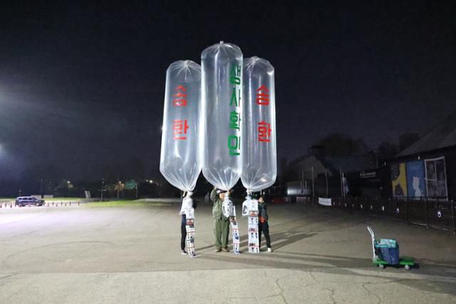 납북자가족모임이 27일 0시 20분쯤 경기 파주시 문산읍 임진각 평화누리공원에서 대북 전단을 매단 풍선을 띄우고 있다. 납북자가족모임 제공