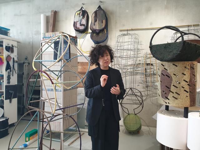 강서경 작가가 2019년 5월 서울 종로구 누하동 작업실에서 작품을 설명하고 있다. 한국일보 자료사진