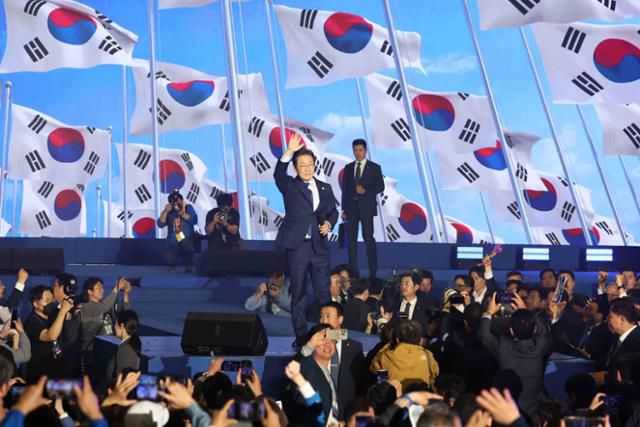 27일 경기도 고양시 킨텍스에서 열린 더불어민주당 제21대 대통령 선거 후보자 선출을 위한 수도권·강원·제주 합동연설회에서 이재명 후보가 대선후보로 선출된 후 수락연설을 하기 전 인사를 하고 있다. 뉴시스