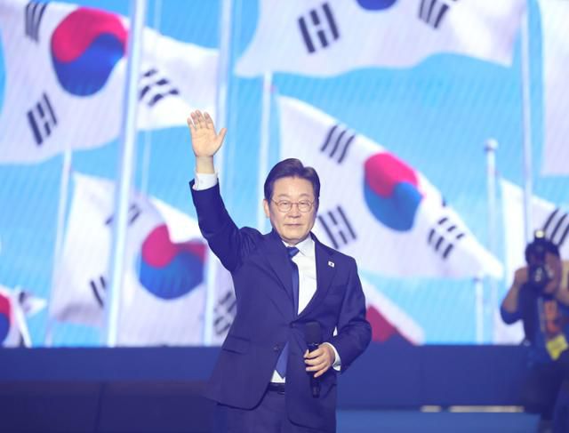 이재명 더불어민주당 대선 후보가 27일 경기 고양시 킨텍스에서 열린 '제21대 대통령선거 후보자 선출을 위한 수도권·강원·제주 경선 및 최종 후보자 선출 대회'에서 최종 후보로 확정된 뒤 손 들어 인사하고 있다. 연합뉴스