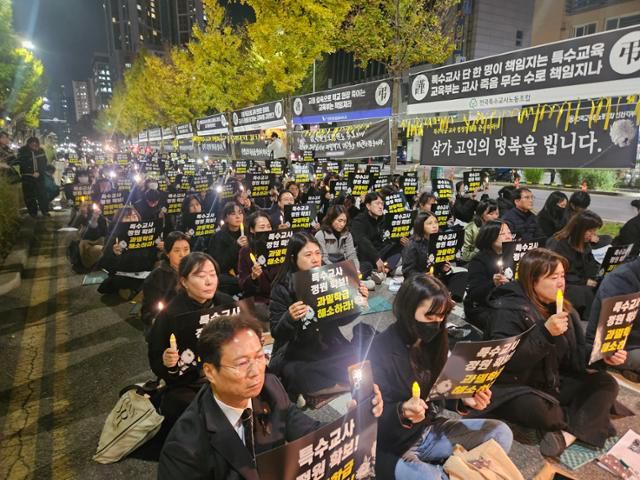 교원단체 관계자들이 지난해 11월 8일 인천시교육청 앞에서 숨진 초등학교 특수교를 애도하는 추모 문화제를 열고 있다. 전국특수교사노동조합 제공