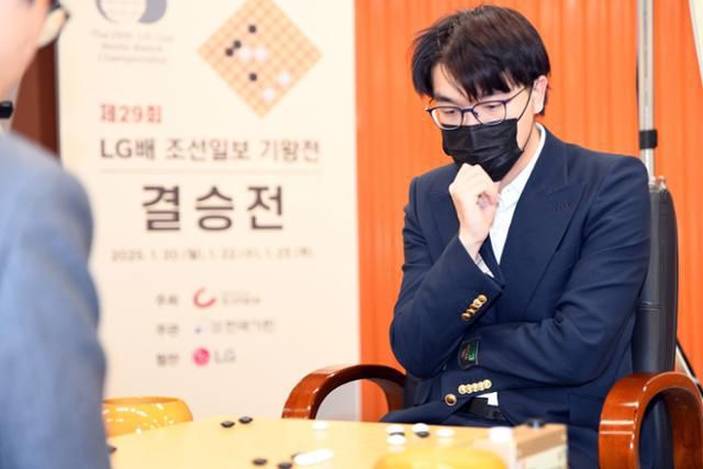 중국의 커제 9단이 지난 1월 서울 성동구 한국기원에서 열린 ‘제29회 LG배 조선일보 기왕전’(3번기·3판2선승제) 결승 3국에서 한국의 변상일 9단과 대국을 벌이고 있다. 한국기원 제공