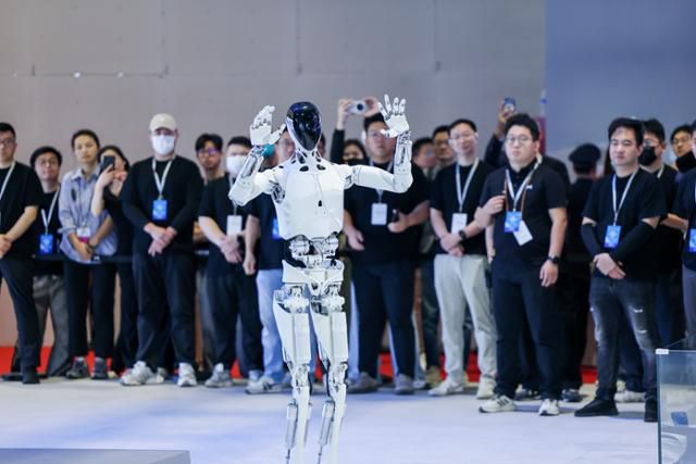 '2025 오토상하이'에서 중국 전기차 업체 샤오펑이 공개한 휴머노이드 로봇. 샤오펑 제공