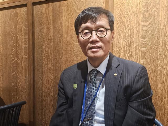 이창용 한국은행 총재가 25일 미국 워싱턴DC 국제통화기금(IMF) 본부 인근 식당에서 주요20개국(G20) 재무장관·중앙은행총재 회의 동행기자단과 간담회를 하고 있다. 연합뉴스