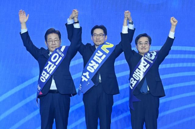 27일 경기도 고양시 킨텍스에서 열린 제21대 대통령 선거 후보자 선출을 위한 수도권·강원·제주 합동연설회에서 이재명(왼쪽부터), 김경수, 김동연 예비 후보가 포즈를 취하고 있다. 뉴시스