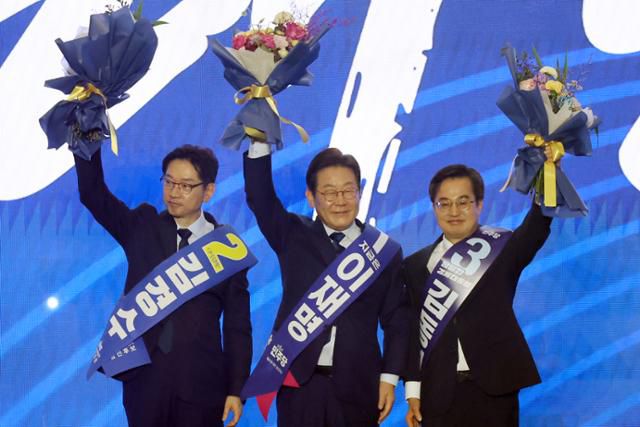 이재명(가운데) 더불어민주당 대선 경선 후보가 27일 경기 고양시 킨텍스에서 열린 '제21대 대통령 선거 후보자 선출을 위한 수도권·강원·제주 경선 및 최종 후보자 선출 대회'에서 최종 후보로 확정된 뒤 김경수(왼쪽)·김동연 후보와 기념촬영 하고 있다. 연합뉴스