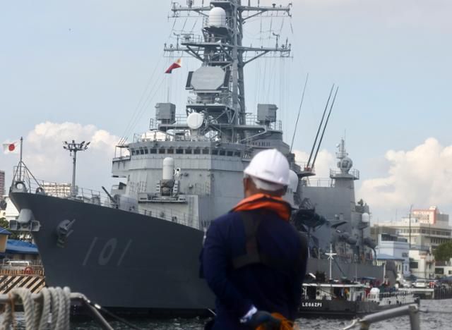 지난 8일 일본 해상자위대 무라사메(DD101)급 구축함이 21일부터 열린 미군과 필리핀군 연례 합동 군사훈련 '발리카탄'에 참여하기 위해 마닐라 항구에 들어서고 있다. 마닐라=EPA 연합뉴스