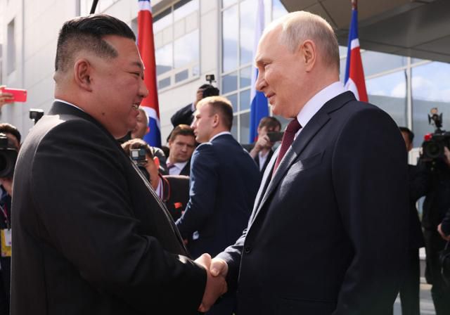 2023년 9월 13일 김정은(왼쪽) 북한 국무위원장이 러시아 극동 아무르주 보스토치니 우주기지에서 블라디미르 푸틴 러시아 대통령을 만나 악수하고 있다. 보스토치니=AFP 연합뉴스