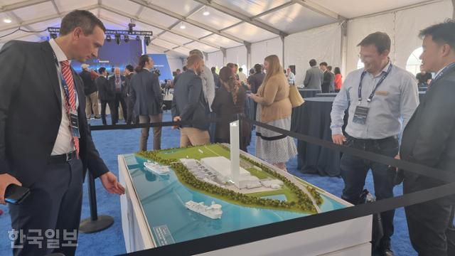 28일 미국 버지니아주 체서피크시 LS전선 자회사 LS그린링크 해저케이블 제조 공장 착공 행사장에 설치된 공장 모형을 참석객들이 구경하고 있다. 체서피크=권경성 특파원