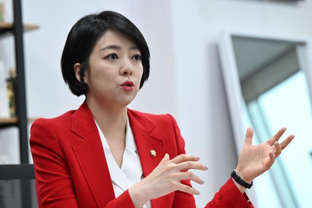 한동훈 국민의힘 대선 경선 후보 캠프 배현진 전략총괄위원장이 27일 국회 의원회관에서 본보와 인터뷰하고 있다. 박시몬 기자