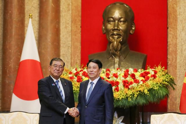 이시바 시게루(왼쪽) 일본 총리가 28일 베트남 주석궁에서 르엉끄엉 베트남 국가주석과 악수를 하고 있다. 하노이=AP 연합뉴스