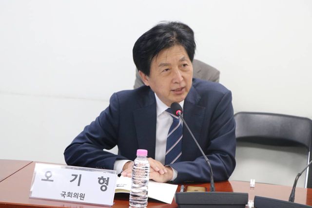 오기형 더불어민주당 의원이 29일 국회에서 열린 '윤석열이 남긴 100조 청구서, 차기 정부의 해법은' 토론회에서 발언하고 있다. 오기형 의원실 제공